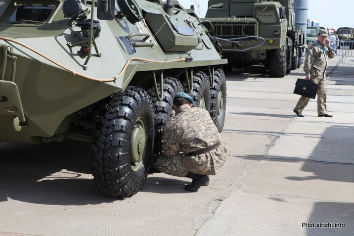 Nhân viên kiểm tra độ tin cậy của xe bọc thép BTR